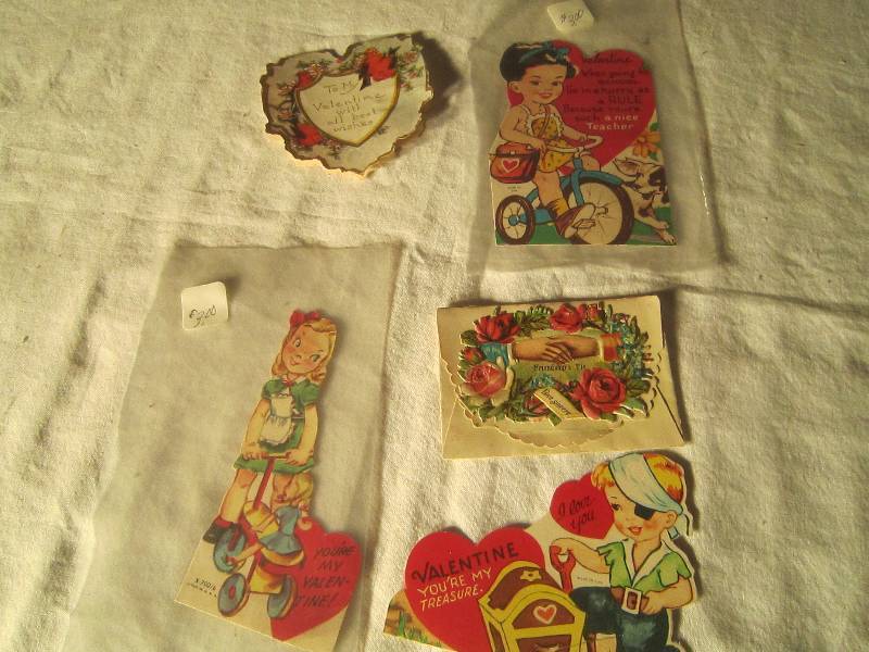 lot 581 image: 5 Collectible Valentines Cards