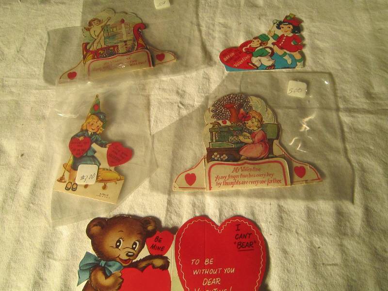lot 583 image: 5 Collectible Valentines Cards