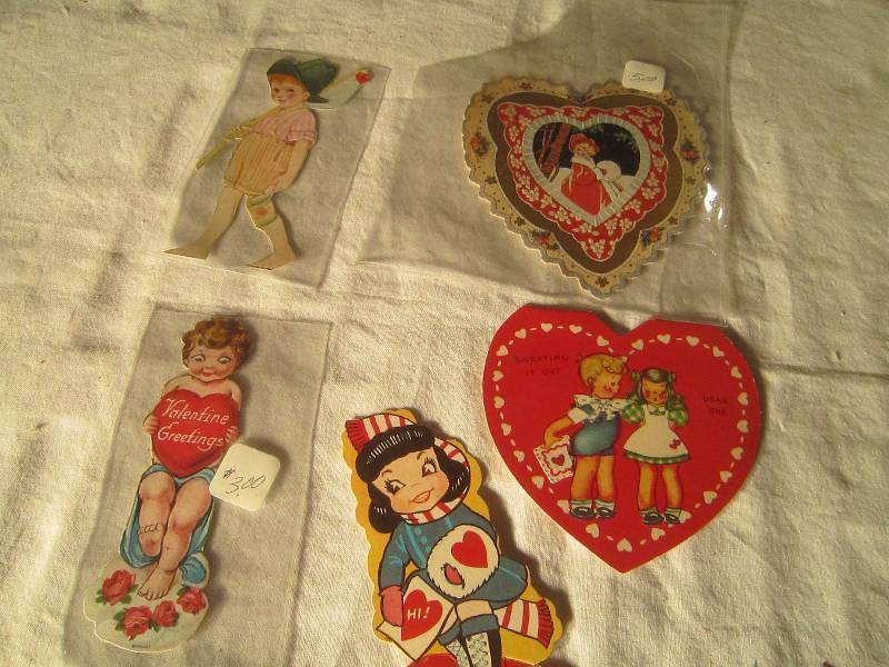 lot 585 image: 5 Collectible Valentines Cards