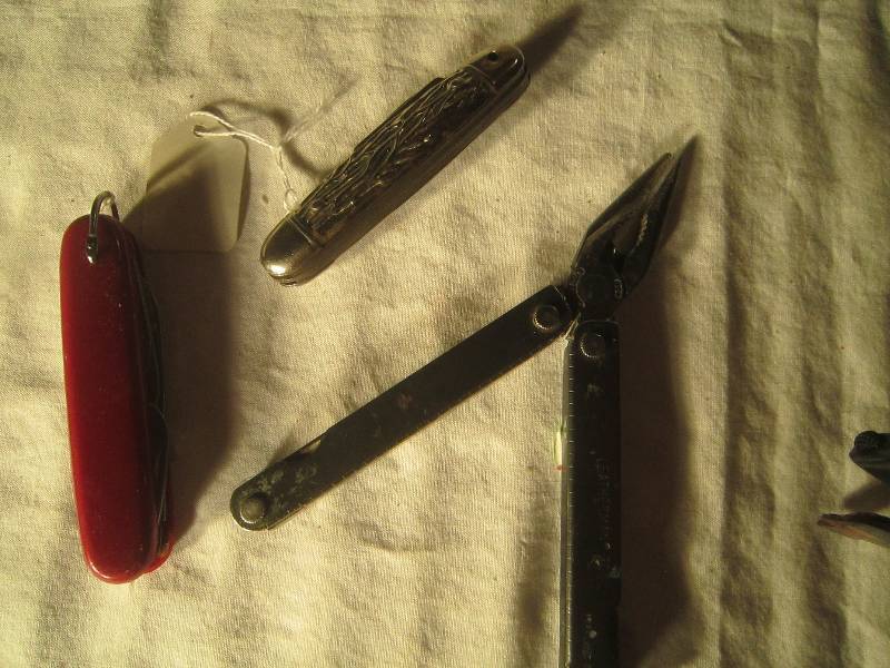 lot 592 image: 3 Collectible - 1 Leatherman Kamp-King & Like Swiss Army Knife