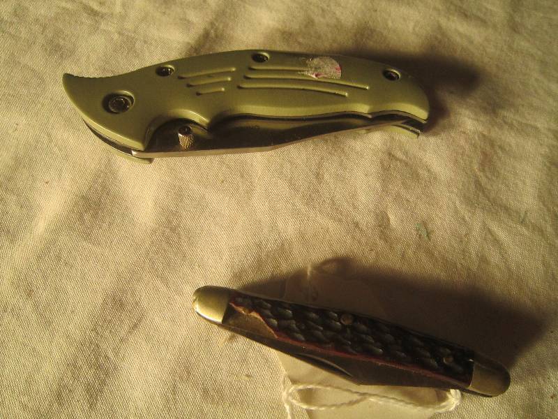 lot 593 image: 2 Collectible Knives Green and Black 321 (asis)