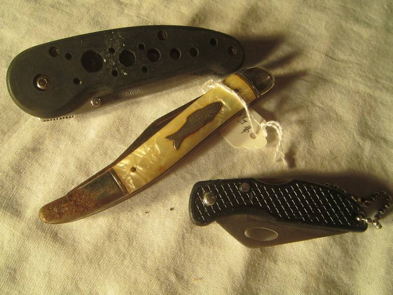 lot 595 image: 3 Collectible Knives - 1 with Fish on it