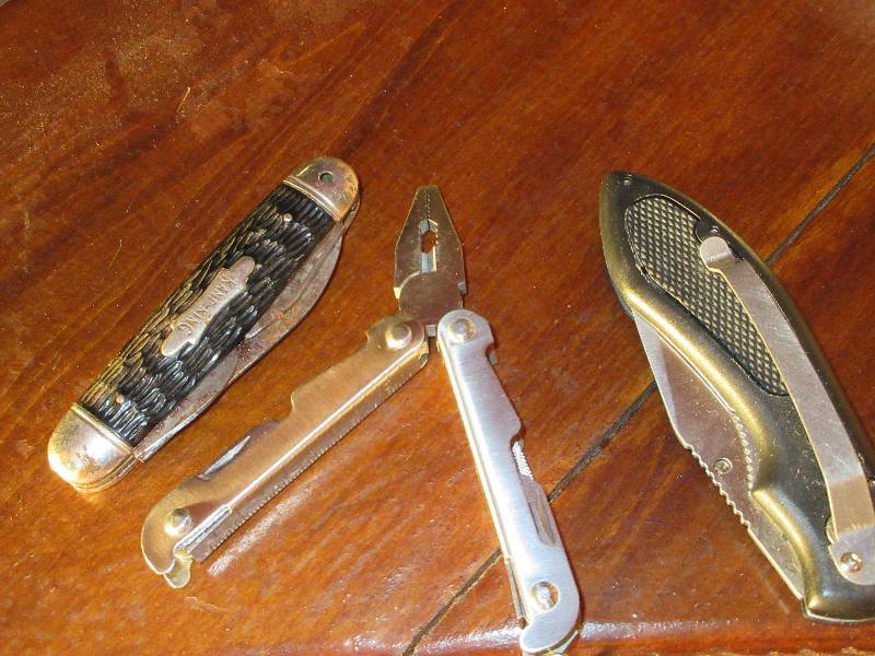 lot 658 image: Misc Lot - 2 Knives and Collapse Tool