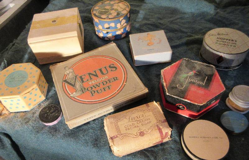 lot 659 image: Collectible Vintage Antique Powder Boxes