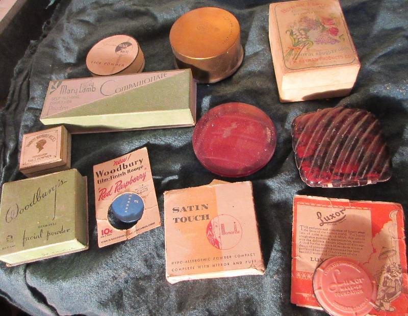 lot 660 image: Lot of Vintage Powder Boxes