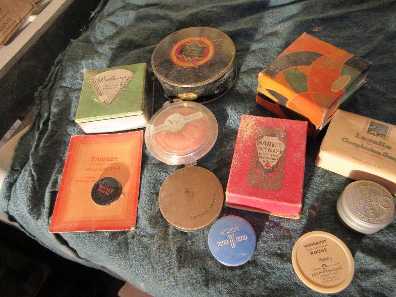 lot 661 image: Collectible Vintage Antique Powder Boxes