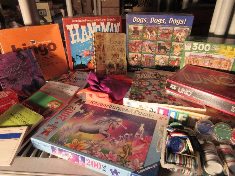 lot 687 image: HUGE LOT OF GAMES AND BOOKS