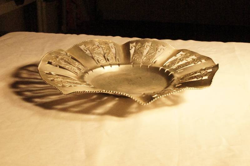 lot 467 image: 1950s Vintage Hand Hammered Aluminum Round Slotted Serving Tray Approx 13 across