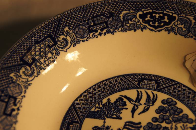 lot 525 image: Vintage Blue Willow Serving Bowl Approx 8 12