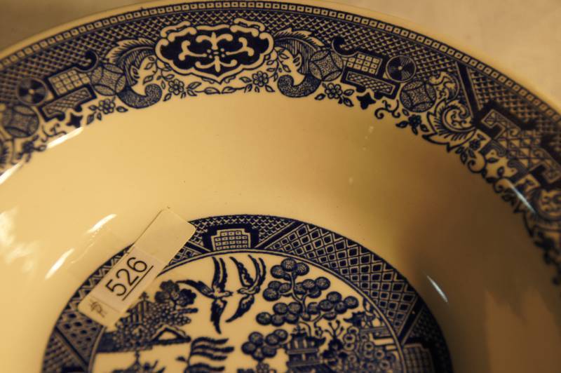 lot 526 image: Vintage Blue Willow Serving Bowl Approx 9 14