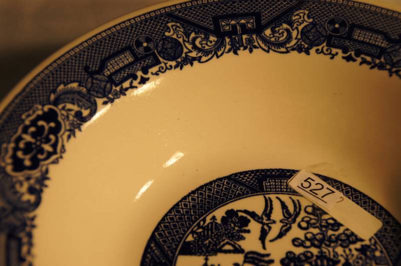 lot 527 image: Vintage Blue Willow Serving Bowl Approx 10 14