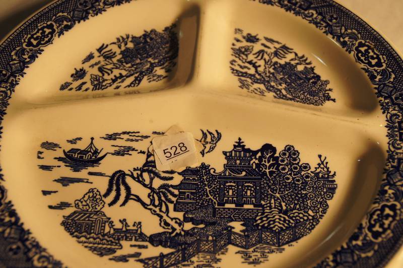 lot 528 image: Vintage Blue Willow Divided Plate Approx 11 12