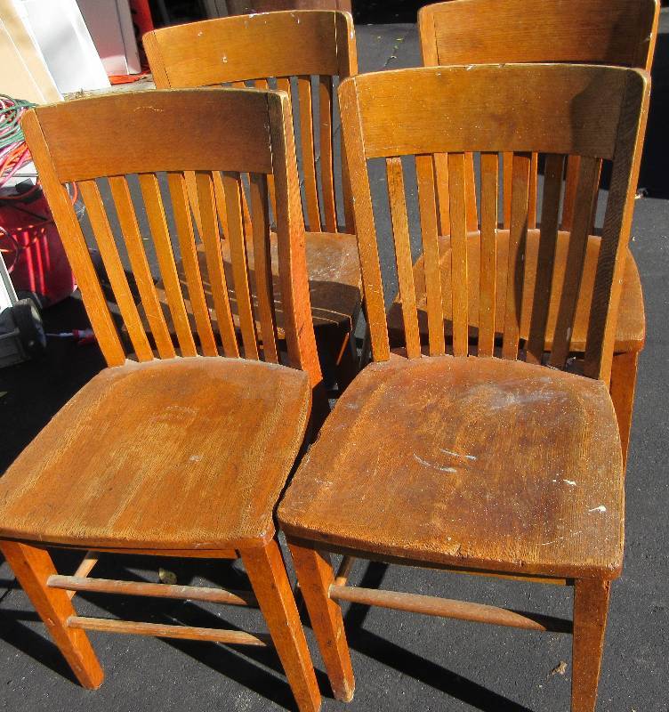lot 689 image: VINTAGE ANTIQUE SET OF 4 OAK CHAIRS