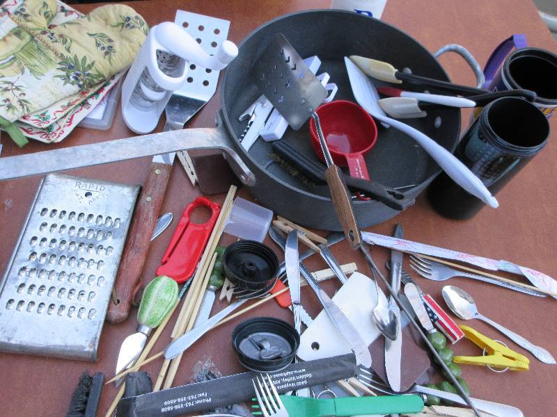 lot 697 image: LOT OF KITCHEN ITEMS