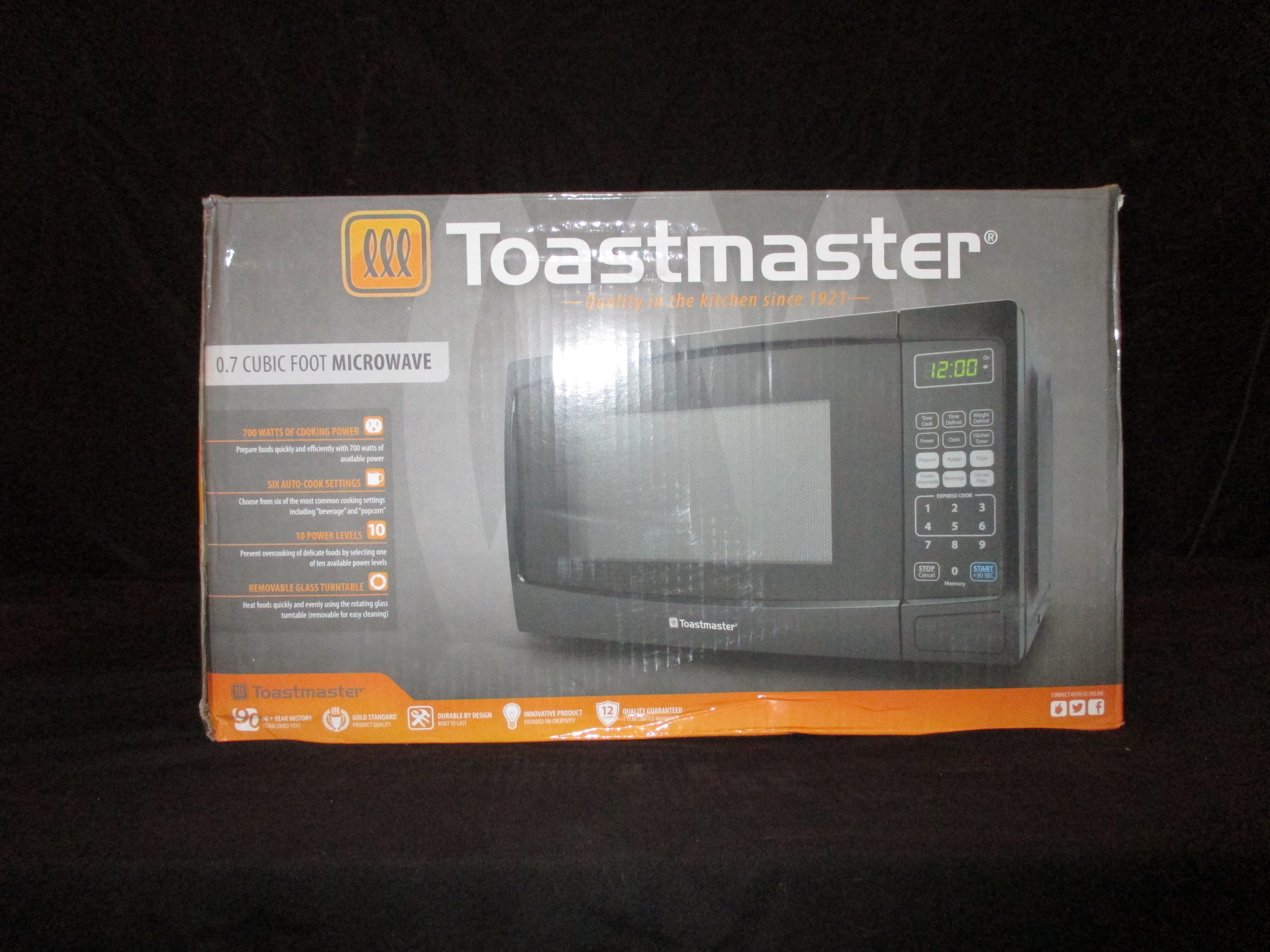 lot 95 image: Toastmaster 700-Watt Microwave