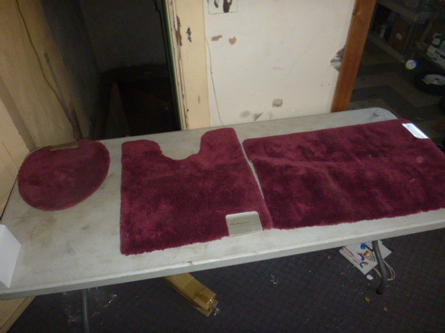 2 Bathroom Rugs and Toilet Seat Cover