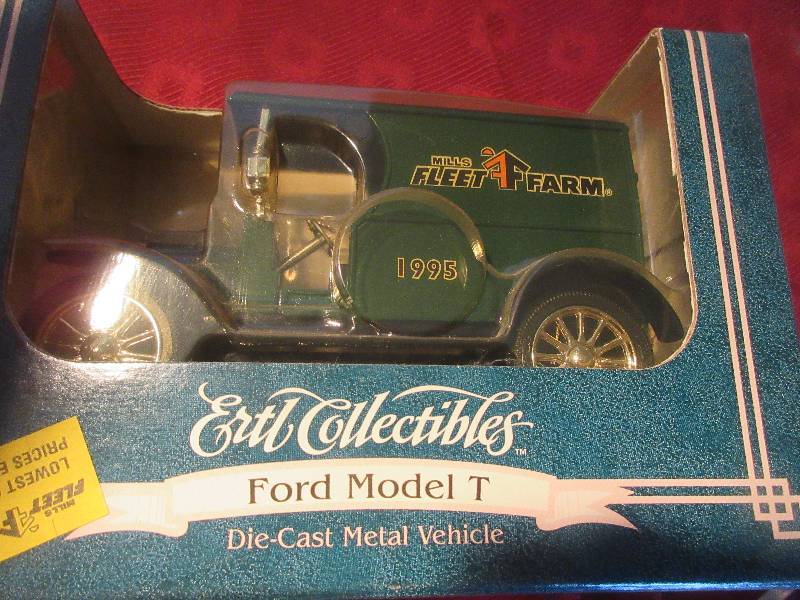 DIE CAST MEDAL FLEET FARM MODEL T BANK