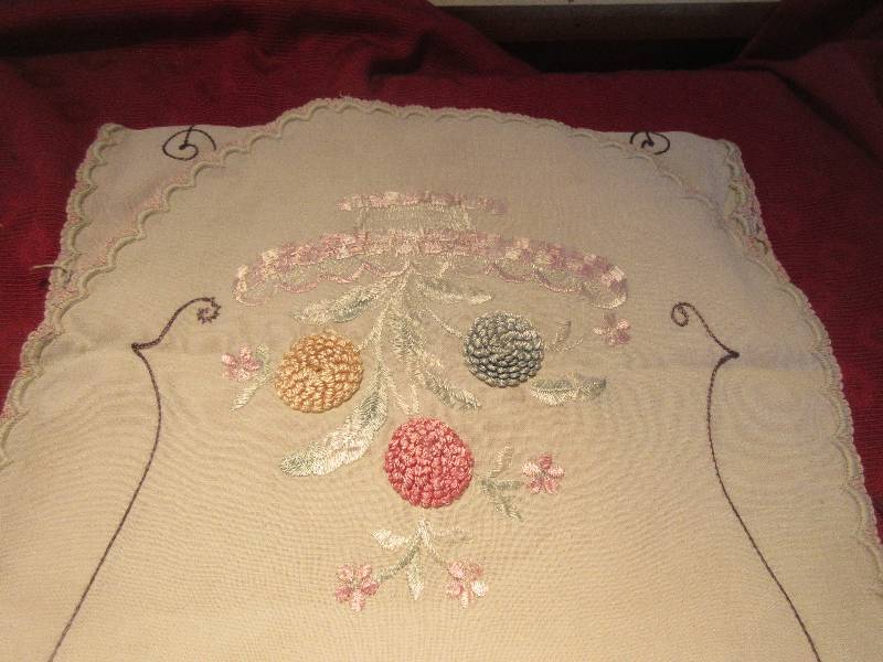 2 EMBROIDERED TABLE TABLE RUNNERS