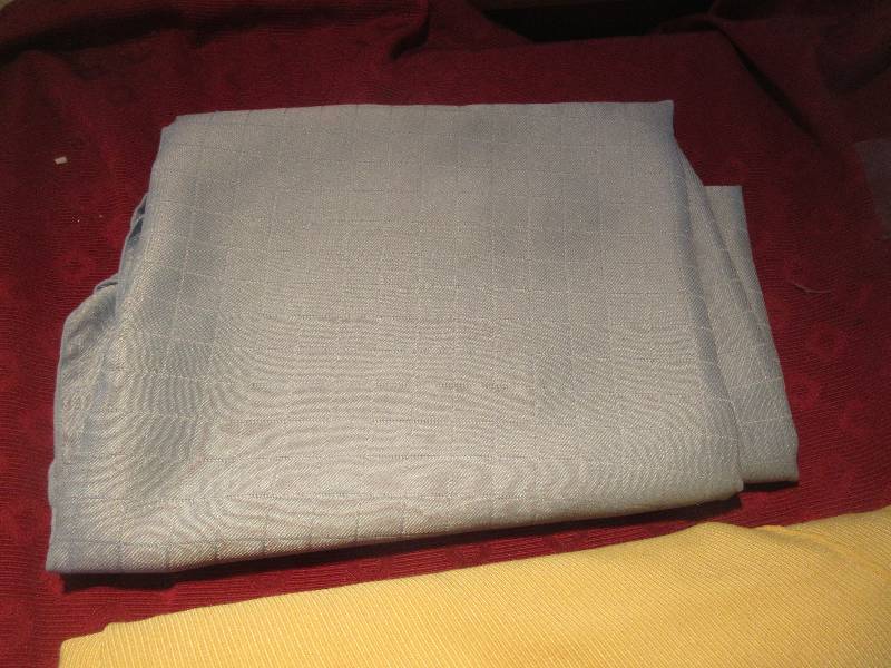 2 TABLE CLOTHS