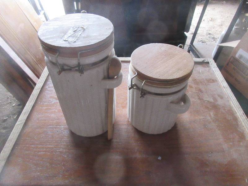 2 glass canasters