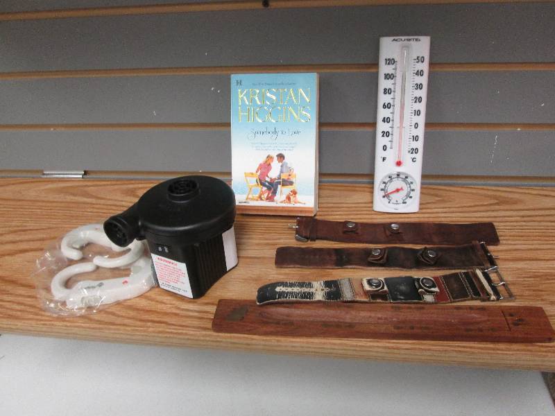 Mixed lot 2 safety locks, air pump...