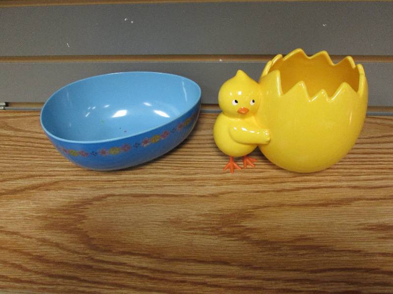 Egg shaped bowl, Yellow chick decor...