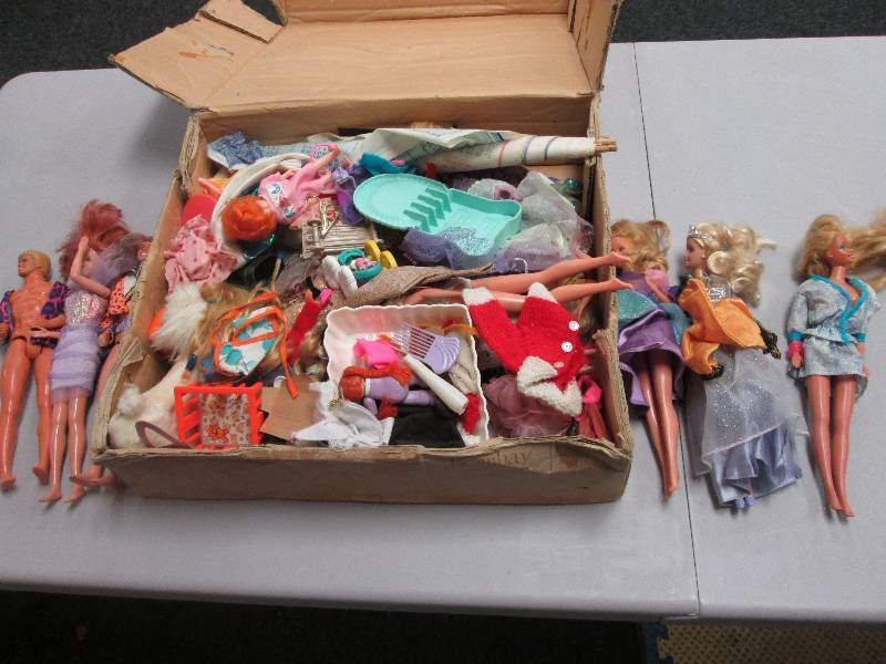 Extra large lot of Barbie dolls, cl...