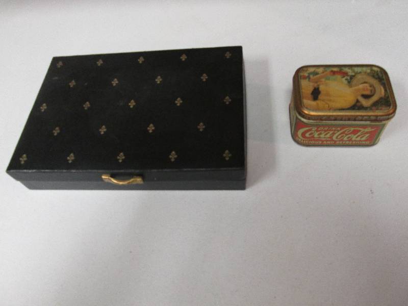 Nostalgic Coca-Cola tin, Black jewe...