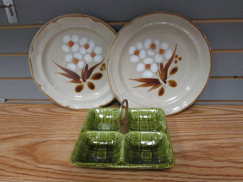 2 ceramic plates, green serving ite...