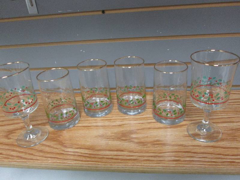 Lot of 6 Christmas gold rimmed glas...