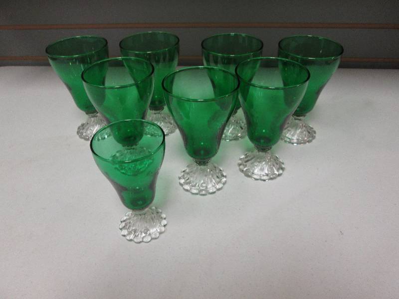 Lot of 7 green glass with scalloppe...