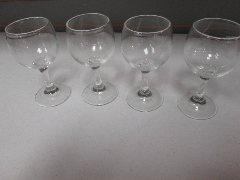 Lot of 4 clear wine glasses...