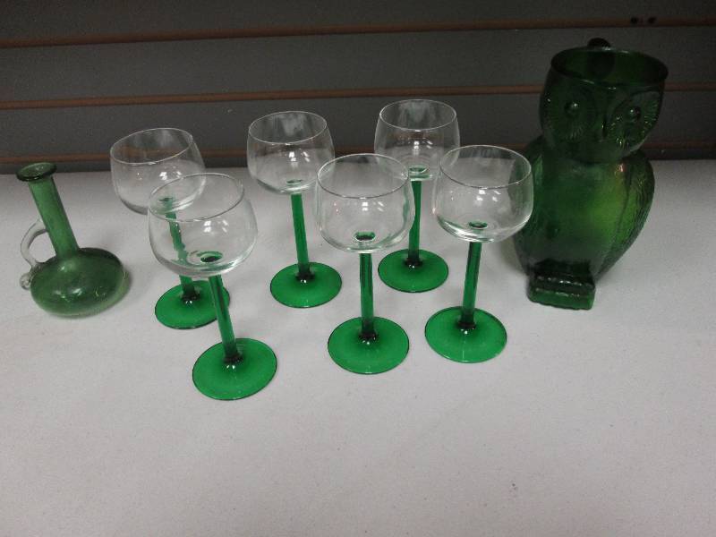 Lot of 6 green stemmed wine glasses...