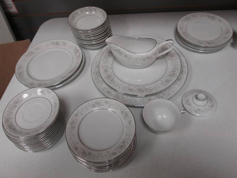 Gorgeous 12 piece setting of fine c...