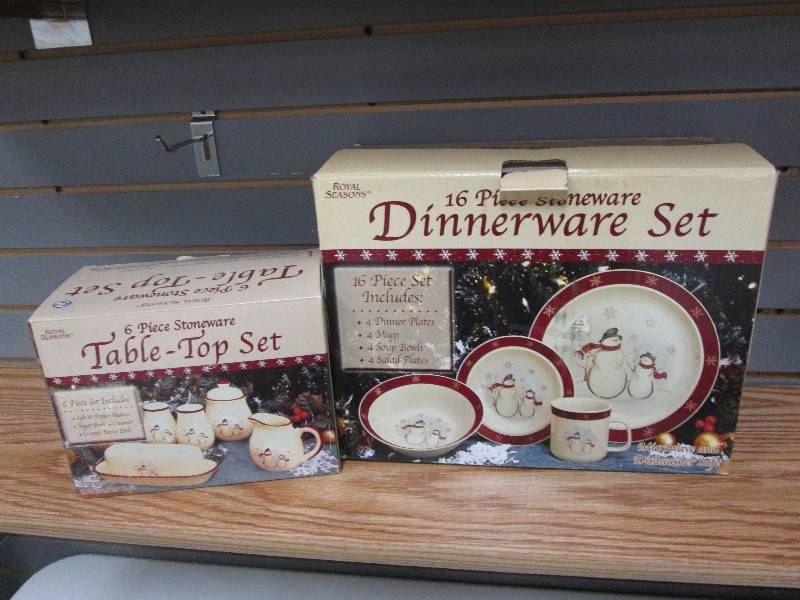 16 pc Holiday Dinnerware set with 6...