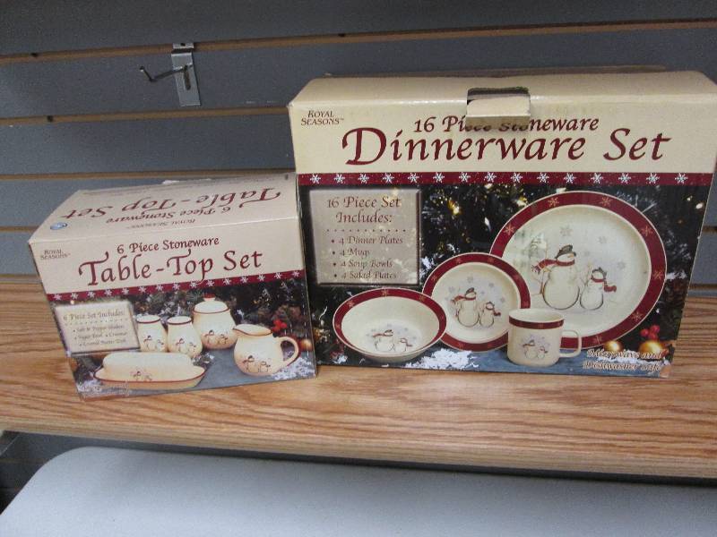 16 pc Holiday Dinnerware set with 6...