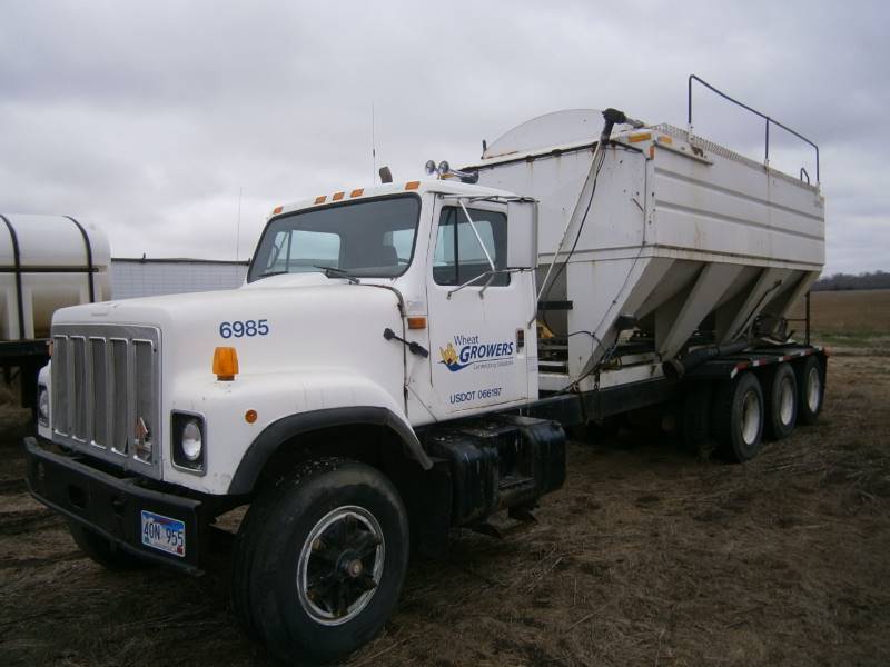 lot 8 image: 89 IH 3 Compartment Fertilizer Truck