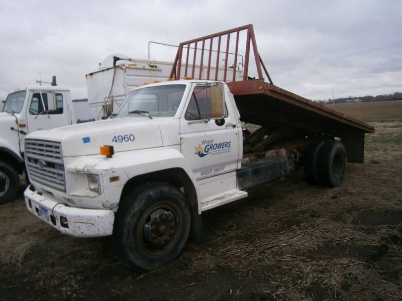 lot 19 image: 86 Ford F700 Truck Flatbed wHoist