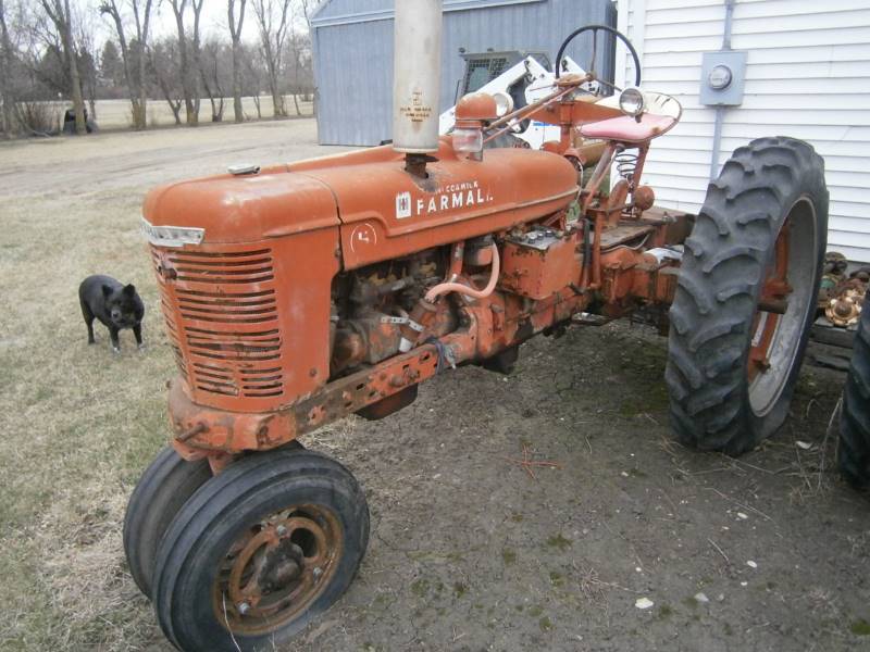 lot 22 image: Farmall H Narrow Front