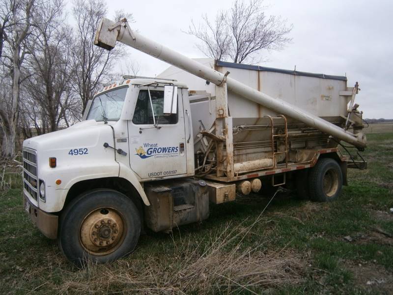 lot 31 image: 86 International 3 Compartment Feed Truck