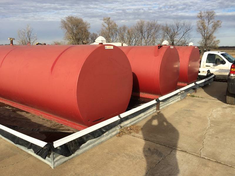 lot 43 image: 4,000 Gallon Fuel Tank