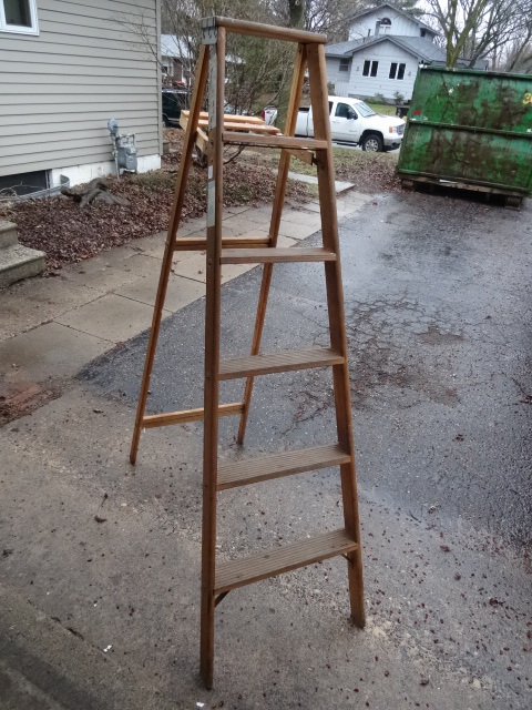 lot 6 image: 6 Wood Step Ladder