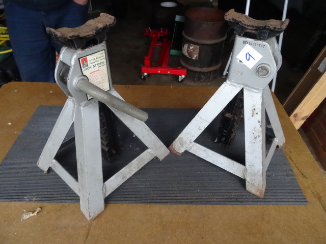 lot 9 image: Pair of 3 Ton Jack Stands