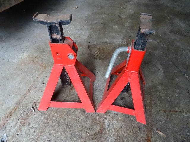 lot 10 image: Pair of 3 Ton Jack Stands