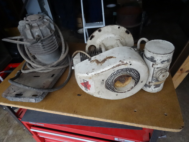 lot 25 image: Clinton 2.75 HP Gas Motor,