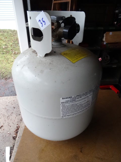 lot 35 image: Newstyle 20 Lb. Propane Tank