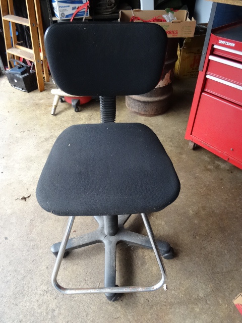 lot 66 image: Adjustable Height Stool