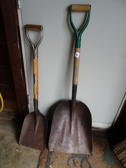 lot 82 image: 2 Metal Scoop Shovels