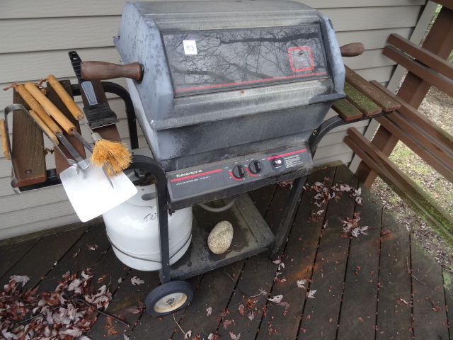 lot 93 image: Kenmore Propane Grill with 20 Lb. Prop