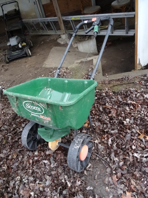 lot 98 image: Scotts Speedy Green 3000 Lawn